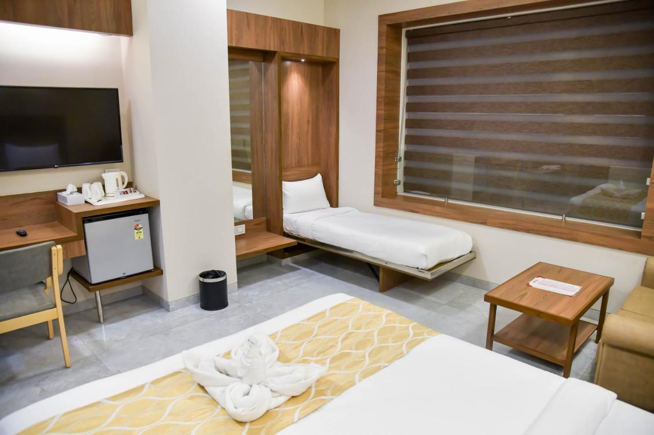 Shree Ganga Smb Hotels 우자인 외부 사진